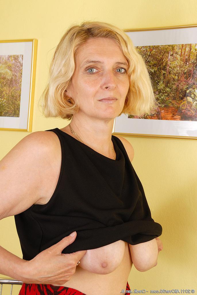 15P All natural blonde Hillary spreading her 51 year old pussy