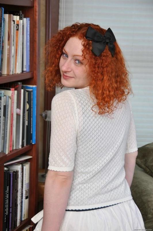 15P natural redhead Simone exposes her unshaved goodies