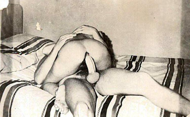 16P Beautiful retro models posing nude