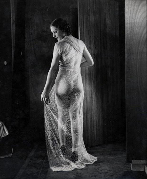 16P Beautiful retro models posing nude