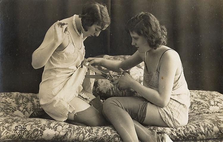16P Beautiful retro models posing nude