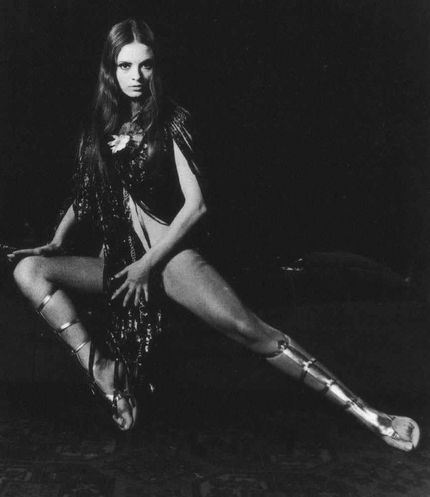 16P Beautiful retro models posing nude