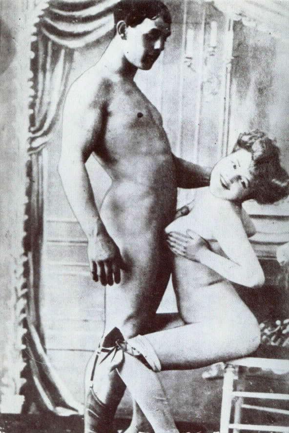 16P Beautiful retro models posing nude