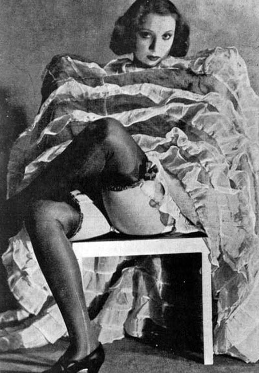 16P Beautiful retro models posing nude