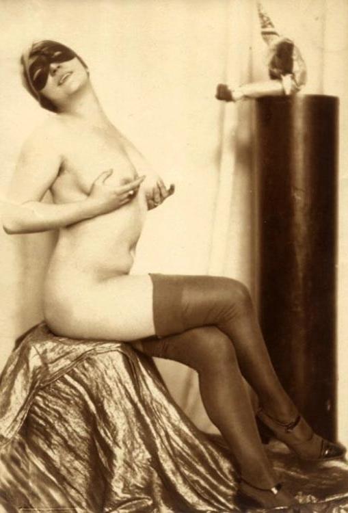 16P Retro elegant ladies show off their nice tits