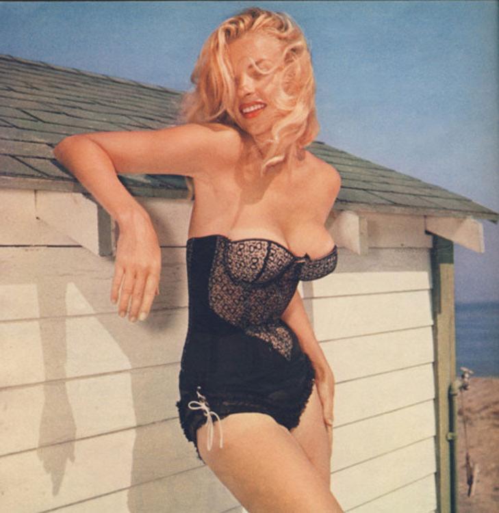 16P Retro elegant ladies show off their nice tits