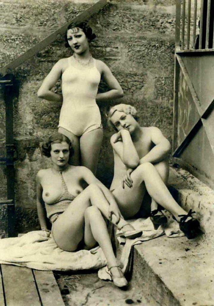 16P Retro flappers girls with ideally shaped bodies nastily posing
