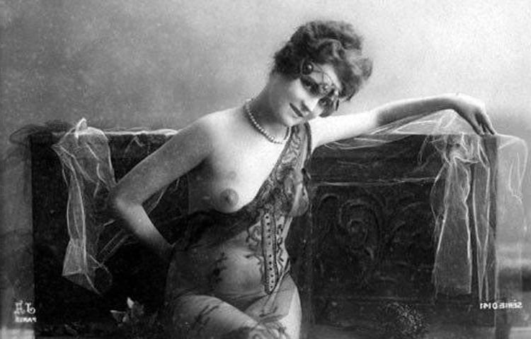 16P Retro flappers girls with ideally shaped bodies nastily posing
