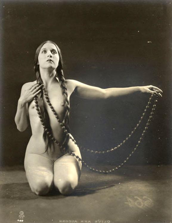 16P Retro flappers girls with ideally shaped bodies nastily posing