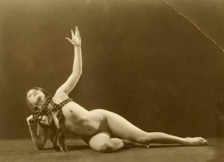 16P Retro flappers girls with ideally shaped bodies nastily posing