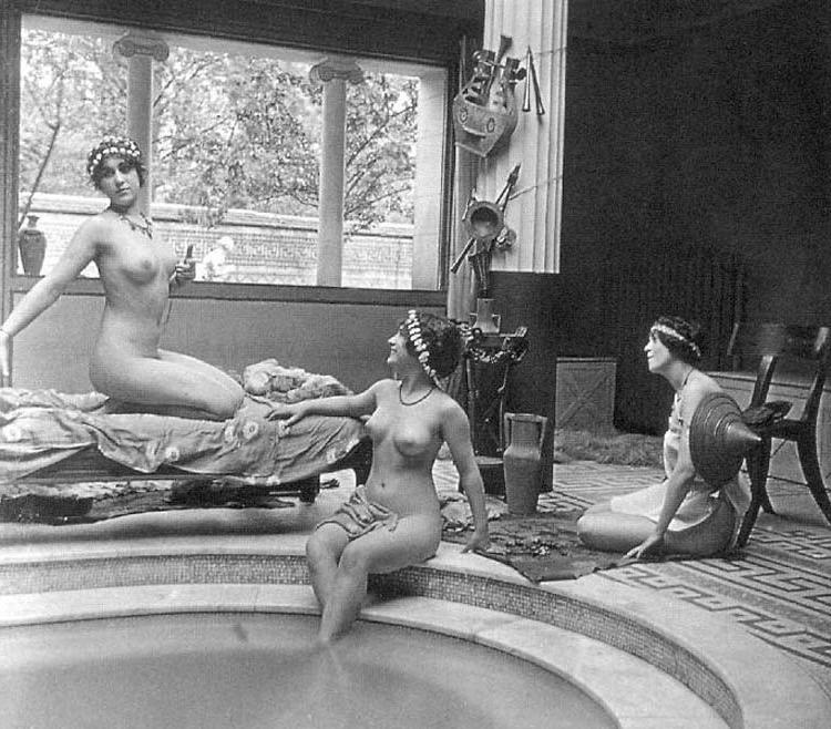 16P Retro flappers girls with ideally shaped bodies nastily posing