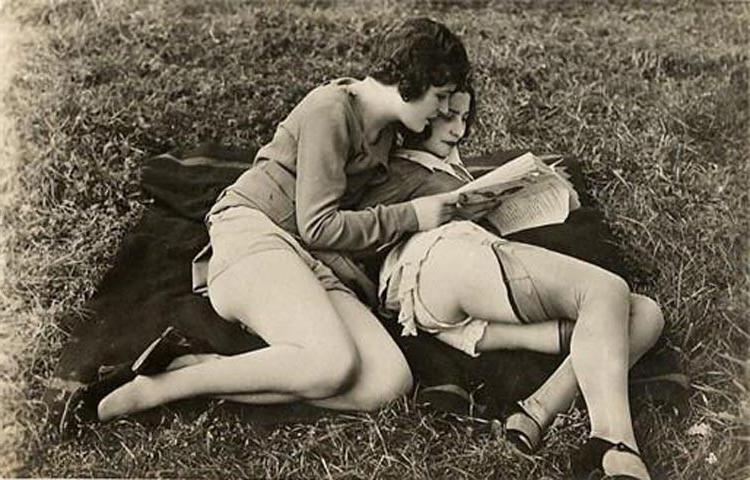 16P Retro flappers girls with ideally shaped bodies nastily posing