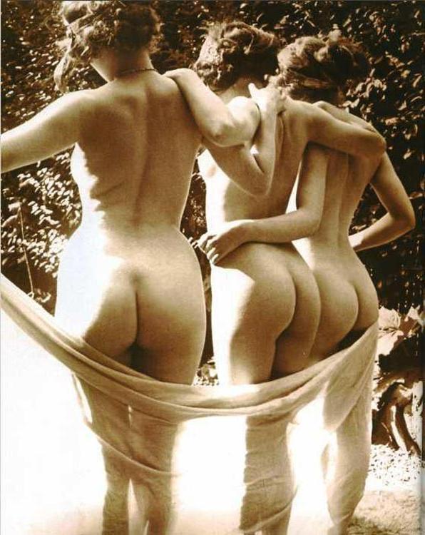 16P Retro flappers girls with ideally shaped bodies nastily posing