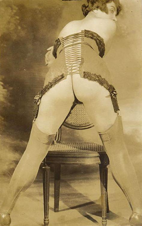 16P Retro flappers girls with ideally shaped bodies nastily posing