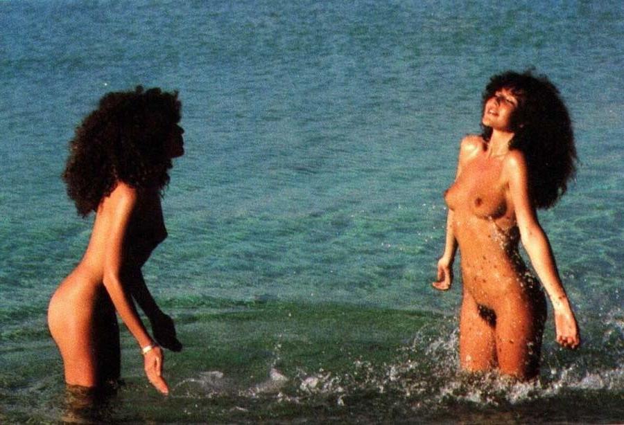 16P Retro beauties show their hairy pussy