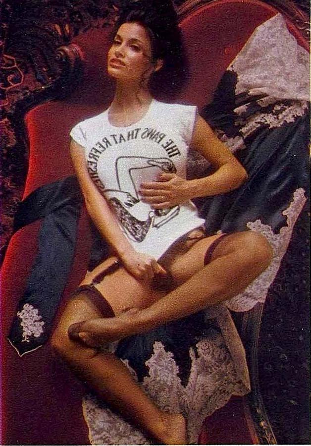 16P Retro beauties show their hairy pussy