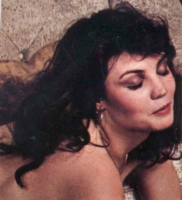 16P Retro beauties show their hairy pussy