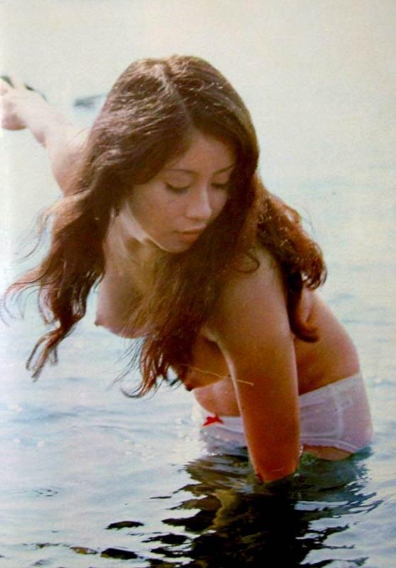 16P Sexy retro girls show their dirty intimate place