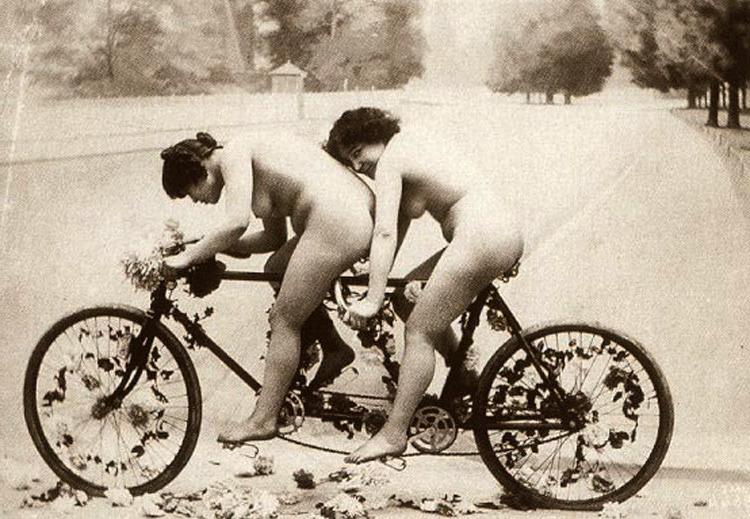 16P Vintage nasty girls show their tits in forties