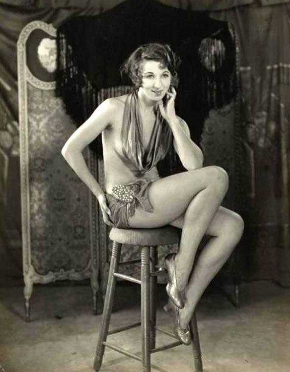 16P Vintage nasty girls show their tits in forties