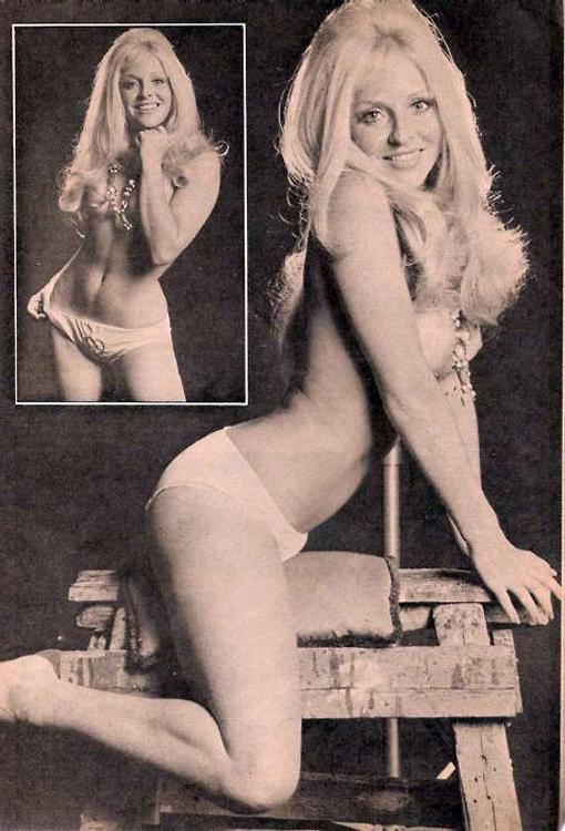 16P Vintage nasty girls show their tits in forties