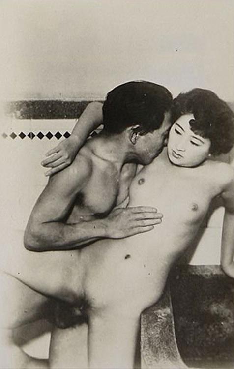 16P Vintage nasty girls show their tits in forties