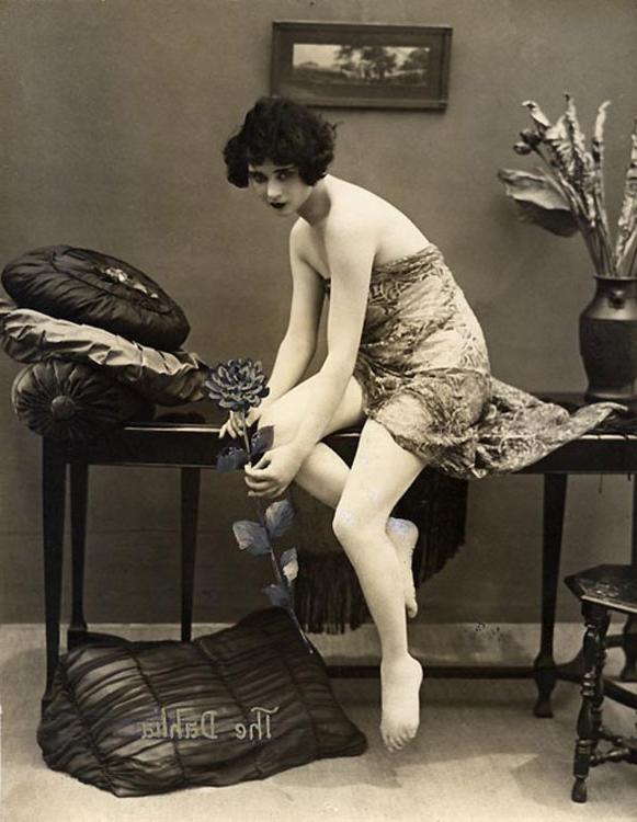 16P Vintage nasty girls show their tits in forties