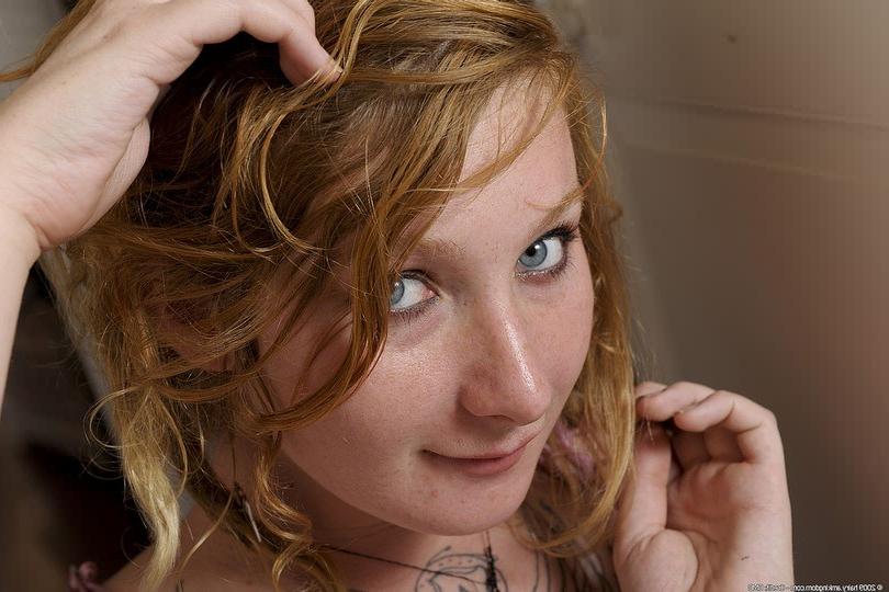 16P Hairy pussy redhead loses pantyhose fullbush bared