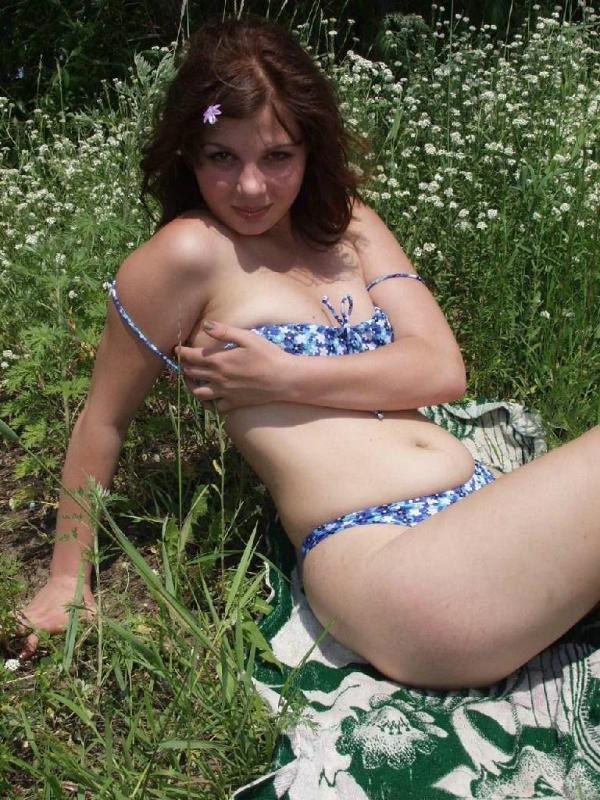 20P Horny gorgeous teen loves teasing and posing in outdoor