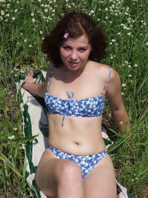 20P Horny gorgeous teen loves teasing and posing in outdoor