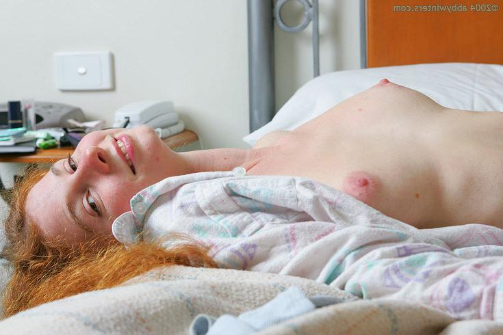 16P Die natürliche rothaarige Süße Isabel verliert ihren Flanellpyjama