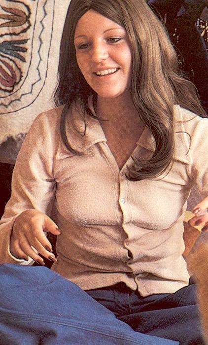 16P Four retro ladies trying out a new dildo