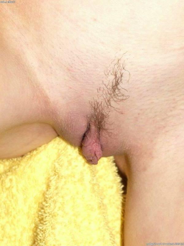 15P Skinny teen shaves her cunt in the shower