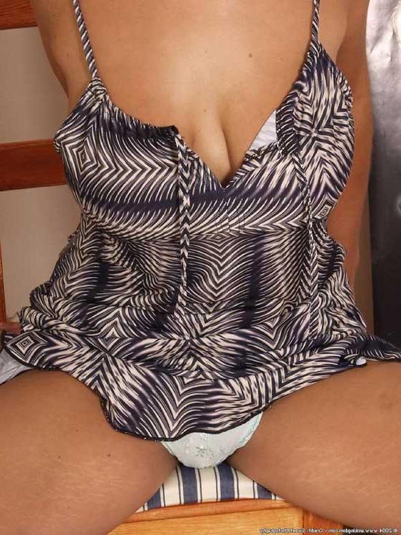 15P Tanned hottie shows off her deep cleavage