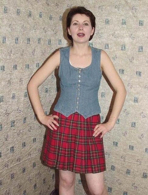 16P Classy amateur babe getting undressed