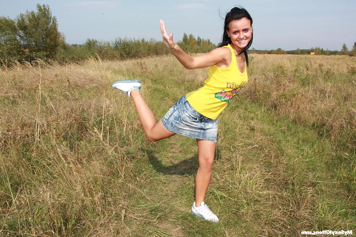 16P Teen hottie goes naked in nature and stuffs pussy
