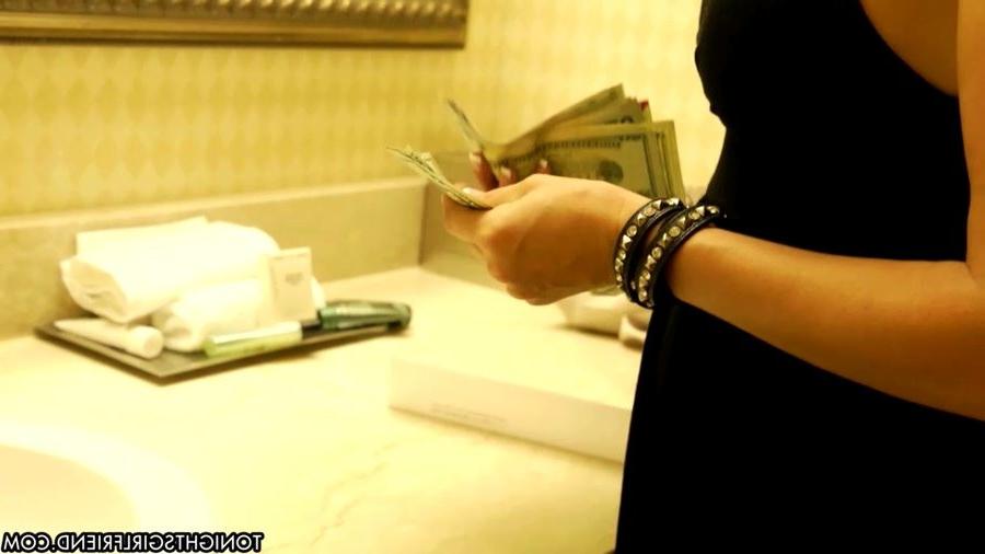 16P Classy escort Courtney Cummz meets a kinky client