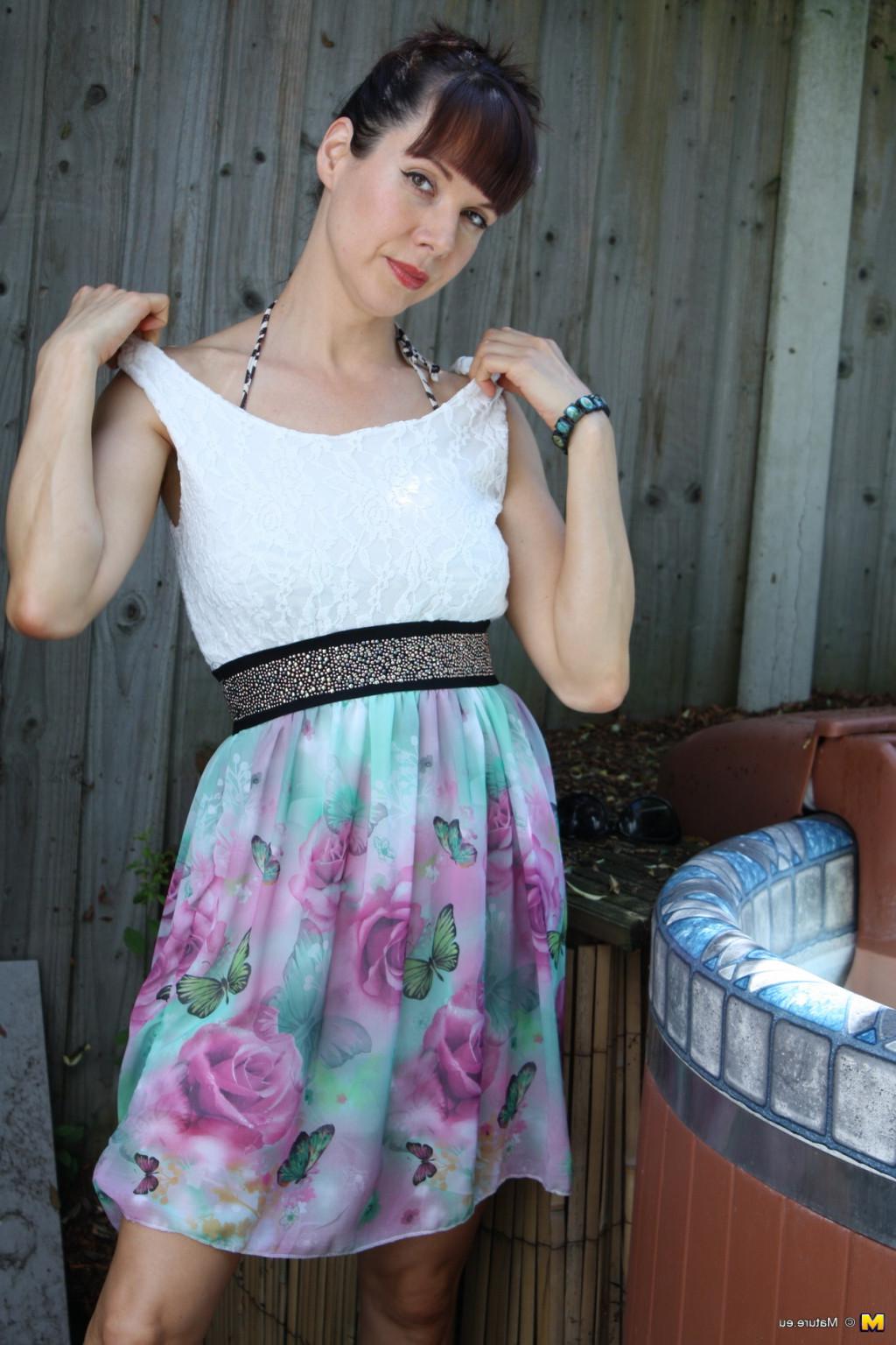 16P Naughty British housewife playing at the hottub