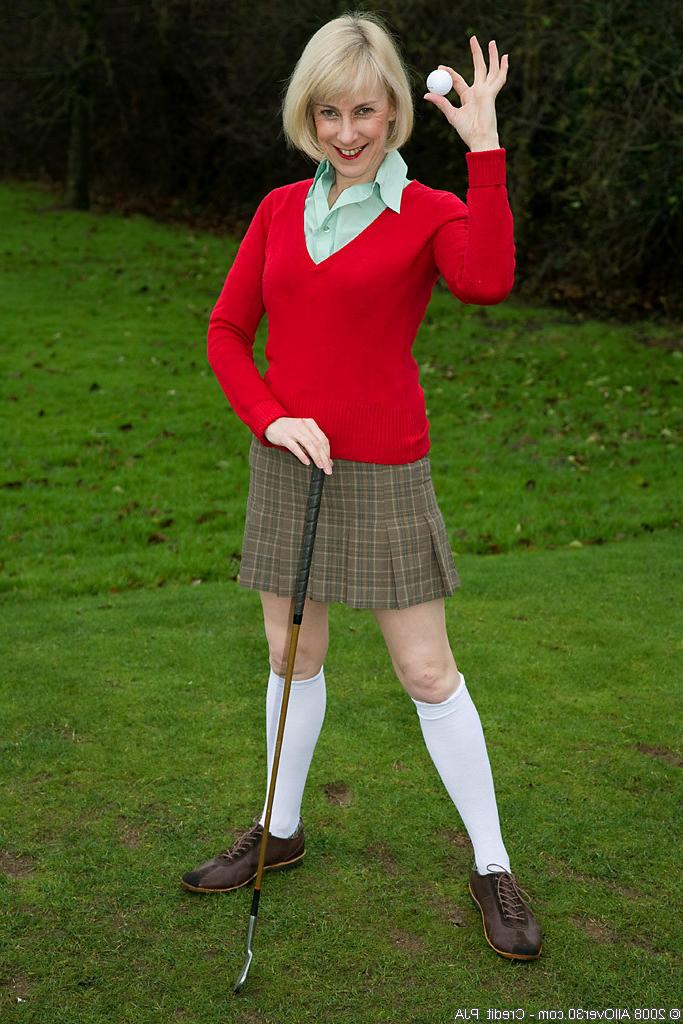16P Hazel shows her older coochy on the golf course