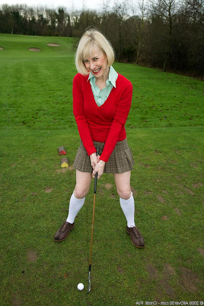 16P Hazel shows her older coochy on the golf course