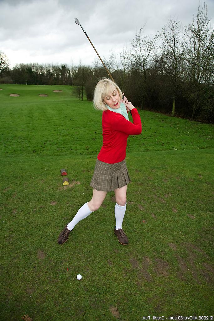 16P Hazel shows her older coochy on the golf course