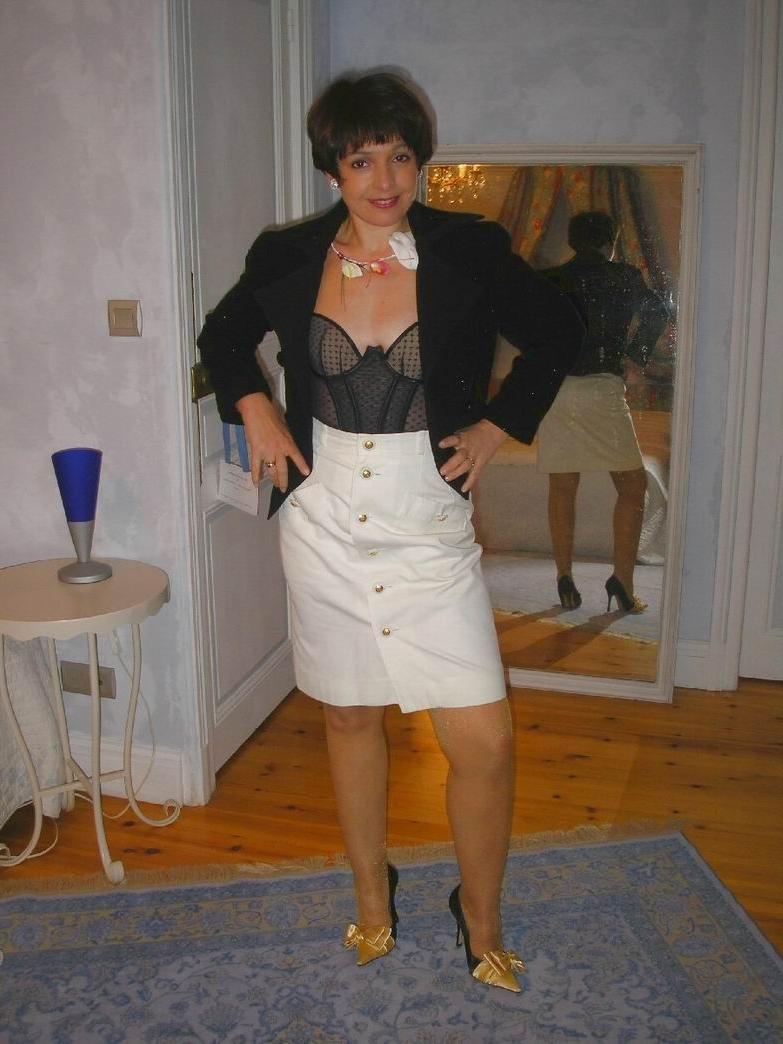 15P Amateur housewife Nathalie posing in stockings