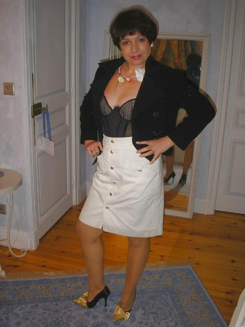 15P Amateur housewife Nathalie posing in stockings