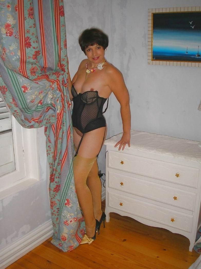 15P Amateur housewife Nathalie posing in stockings