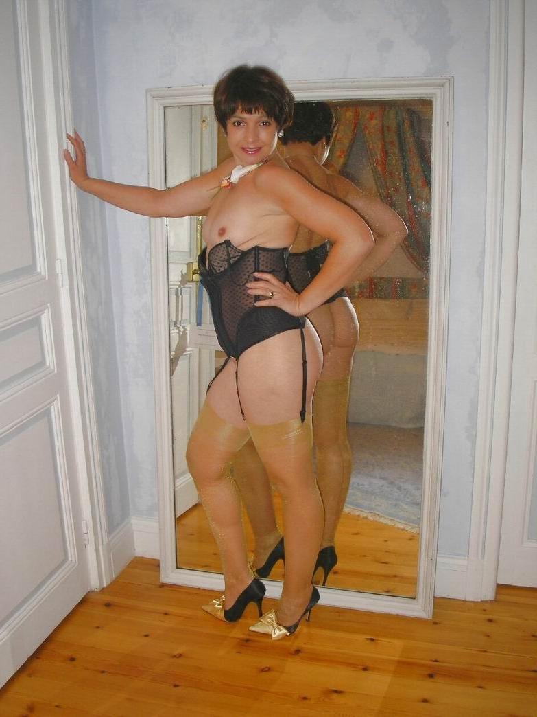 15P Amateur housewife Nathalie posing in stockings