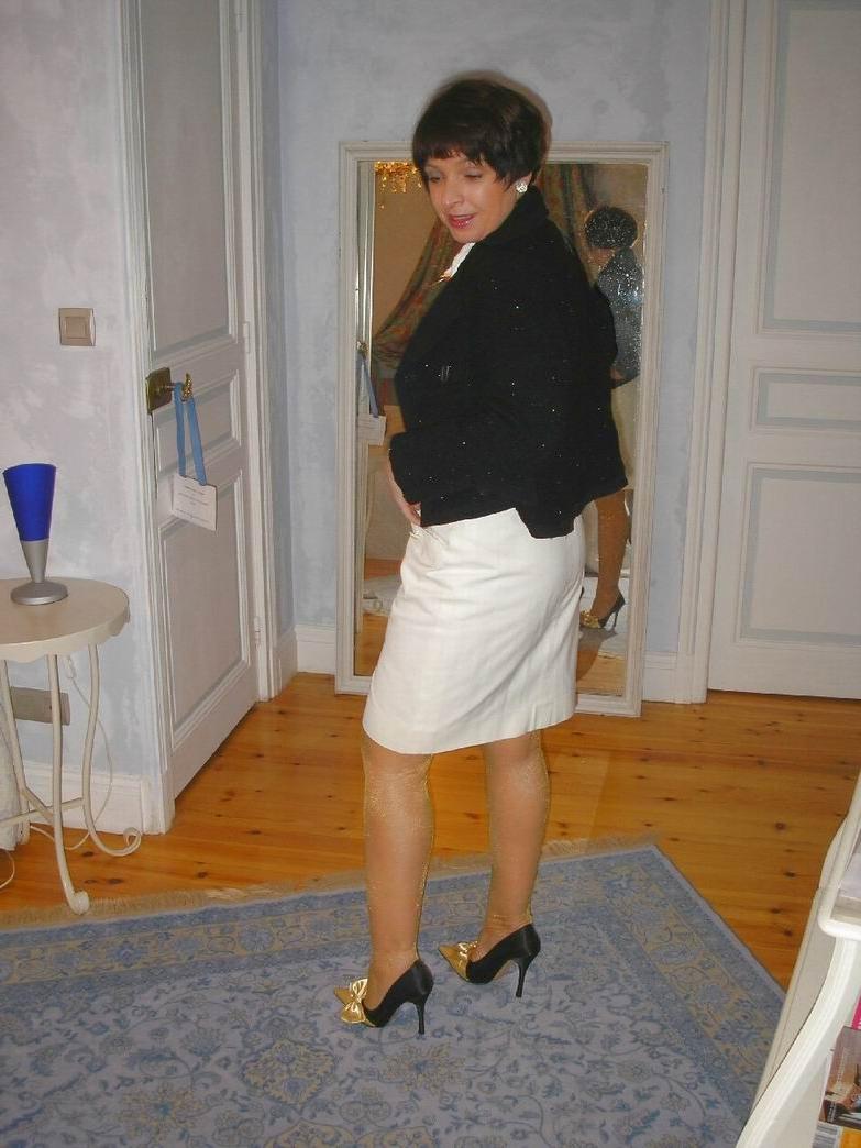 15P Amateur housewife Nathalie posing in stockings