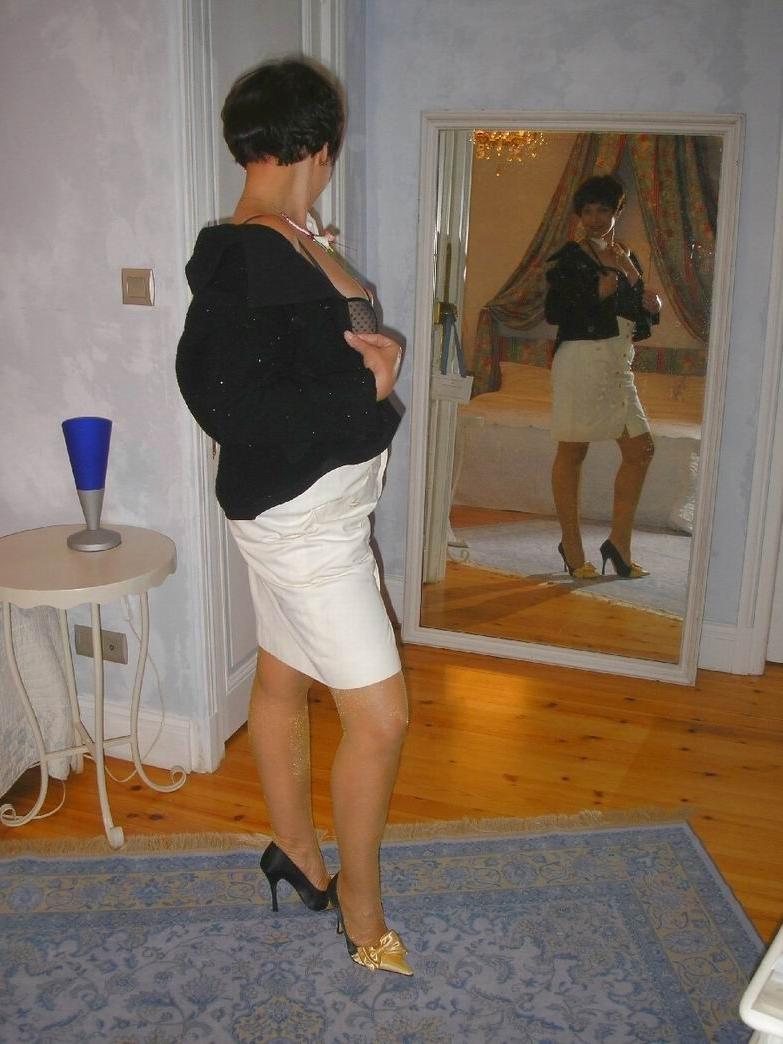 15P Amateur housewife Nathalie posing in stockings
