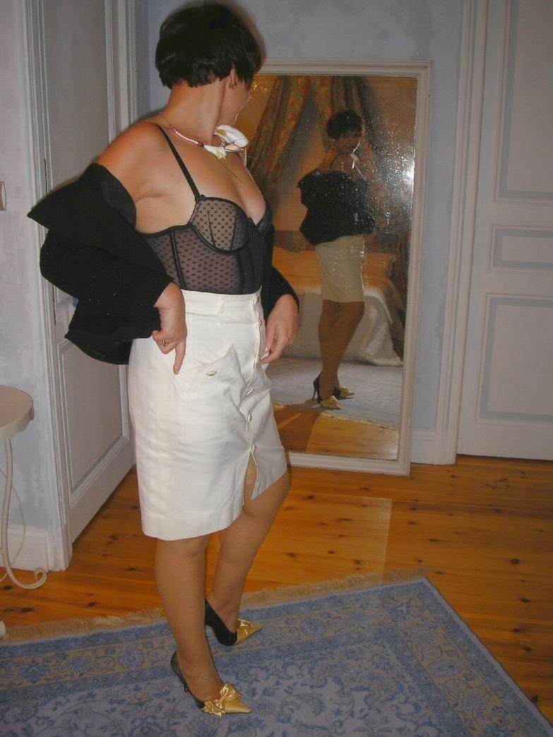 15P Amateur housewife Nathalie posing in stockings