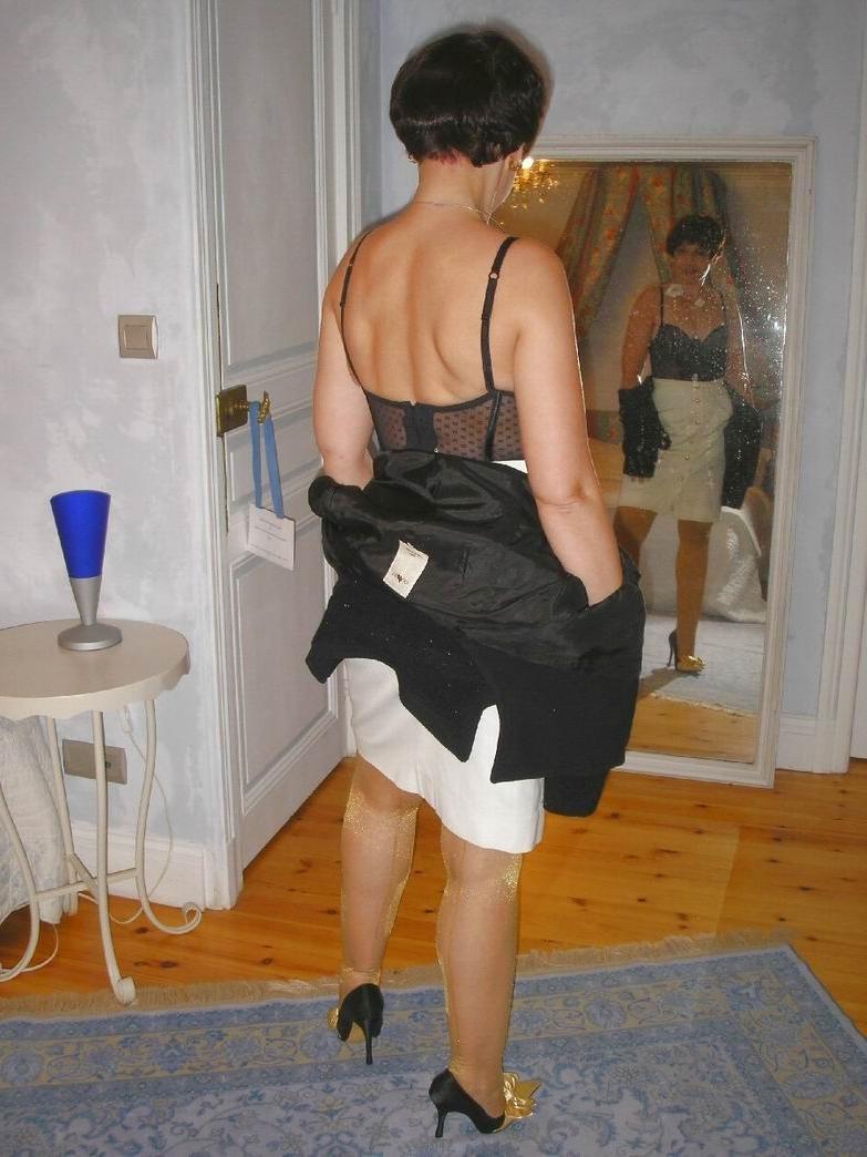 15P Amateur housewife Nathalie posing in stockings