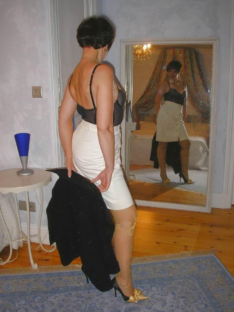 15P Amateur housewife Nathalie posing in stockings